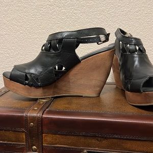 Very Volatile Sloan GUC size 8 black wedge sandals